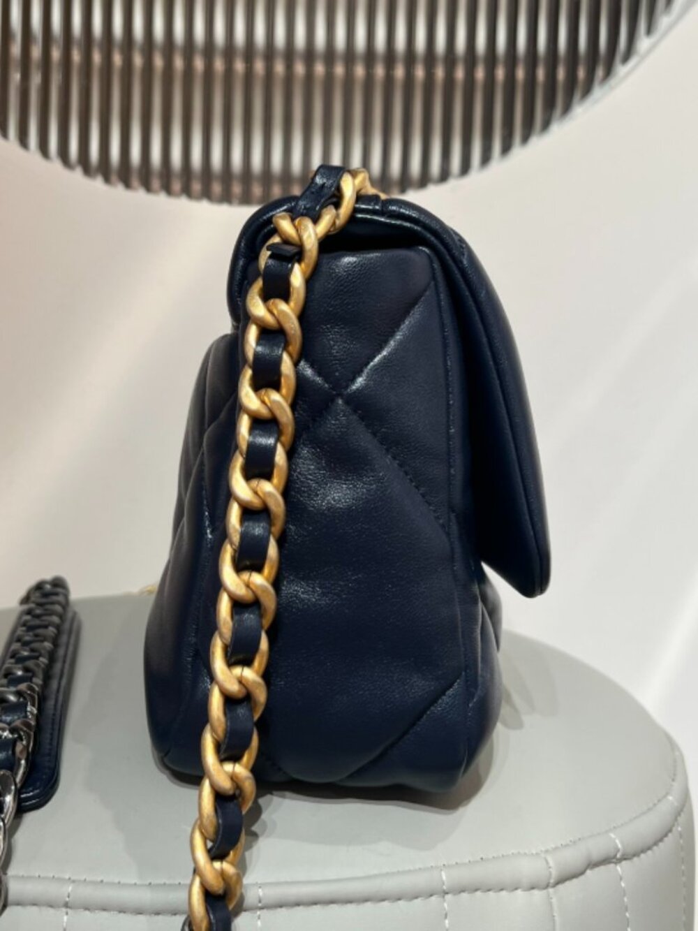 Chanel 19 Bag Medium Lambskin Navy Gold - Picture 3 of 6